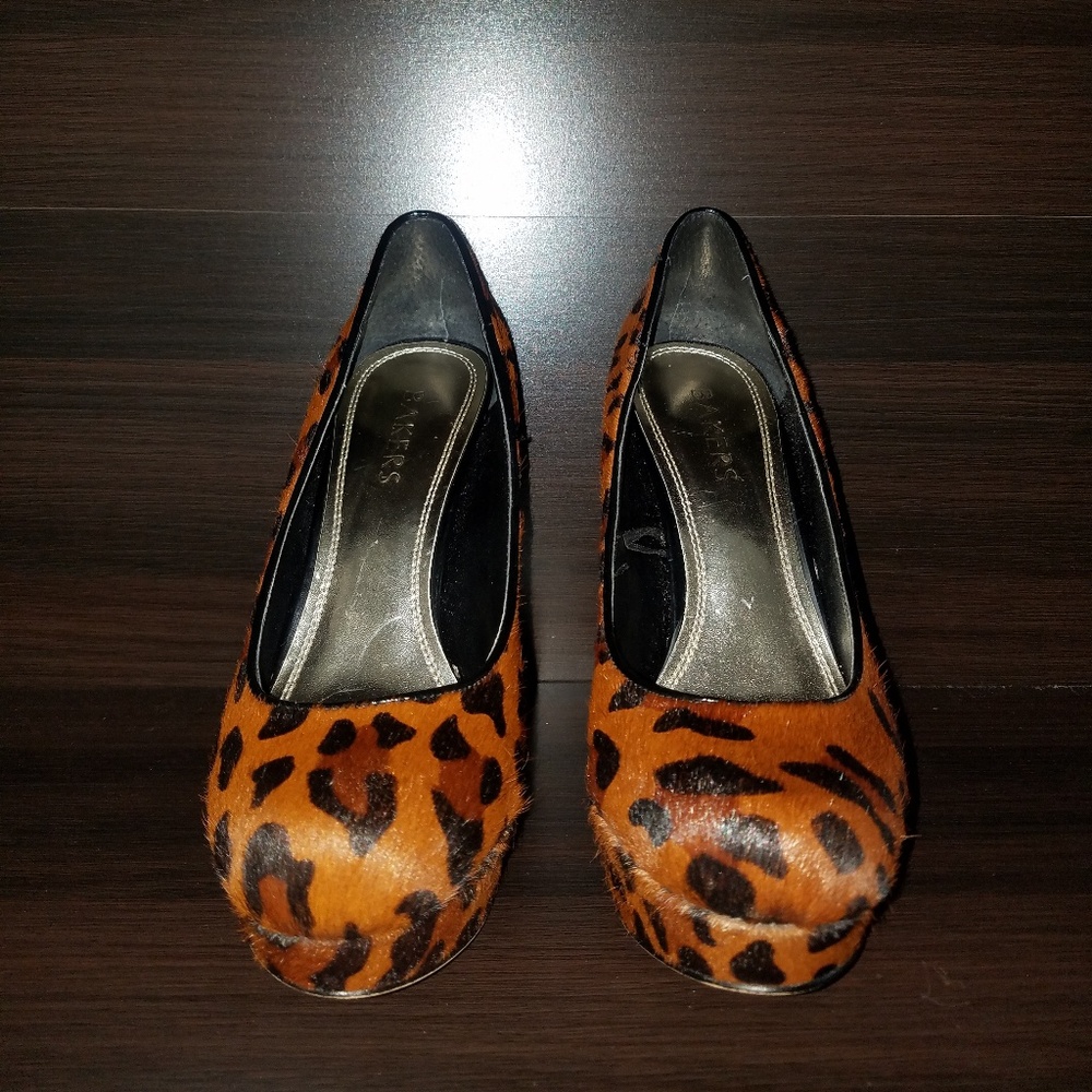 Size 7.5, calf hair, closed toe, heel. (Bakers)